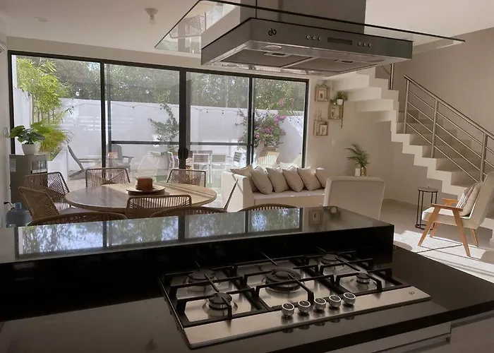 Hermosa Casa De 3 Pisos En De Lujo